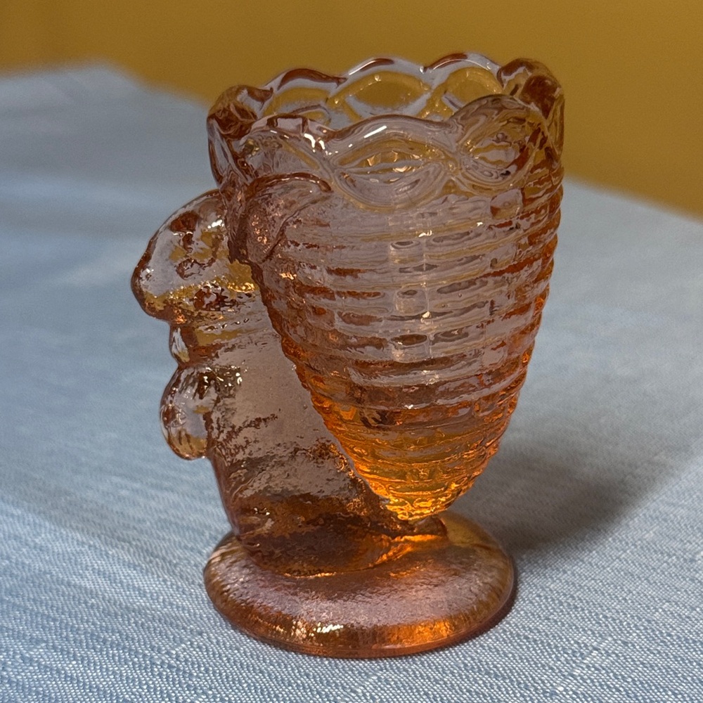 Fenton pink glass Easter Bunny rabbit egg cup toothpick holder 3.25” tall